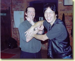 Dave yn ymarfer gyda’r Uwchfeistr Samuel Kwok